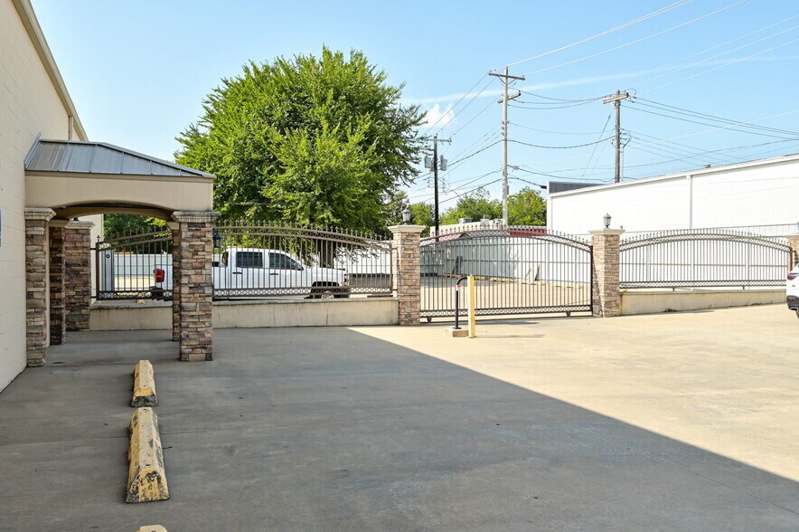 More Photos Of 6308 NW 39th Expy, Bethany Freestanding For Sale