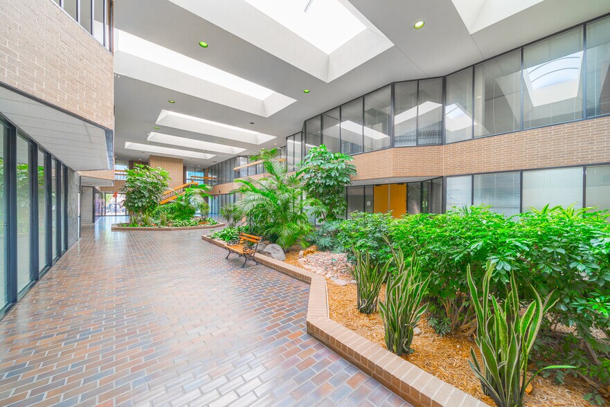 More Photos Of 1880 S Dairy Ashford Rd, Houston Office Residential For Lease