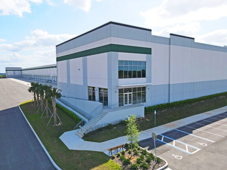 More Photos Of 2550 American Way, Groveland Distribution For Lease