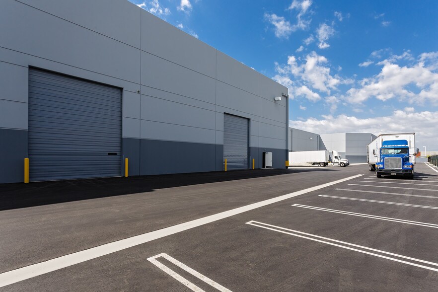 More Photos Of 2517 W Rosecrans Ave, Los Angeles Warehouse For Lease