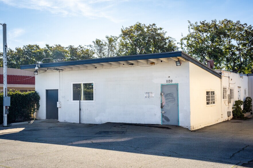 More Photos Of 1139 W 17th St, Santa Ana Freestanding For Lease