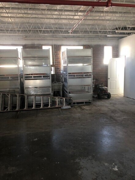 More Photos Of 680 Edgewood Ave N, Jacksonville Warehouse For Lease