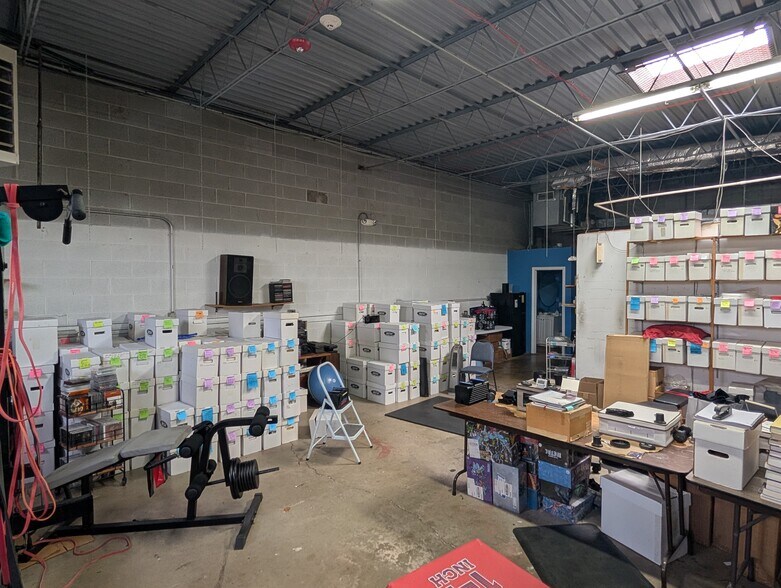 More Photos Of 227 James St, Bensenville Warehouse For Lease