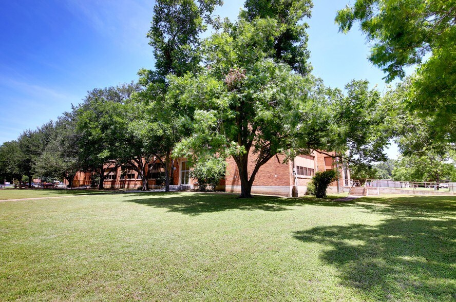 More Photos Of 410 W 7th St, Taylor Research And Development For Lease