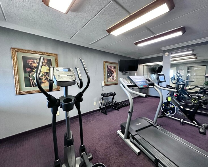 More Photos Of 2075 Highway 192 W, London Hotel For Sale