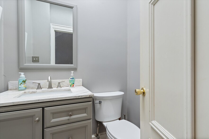 More Photos Of 1911 Government St, Mobile Office For Sale