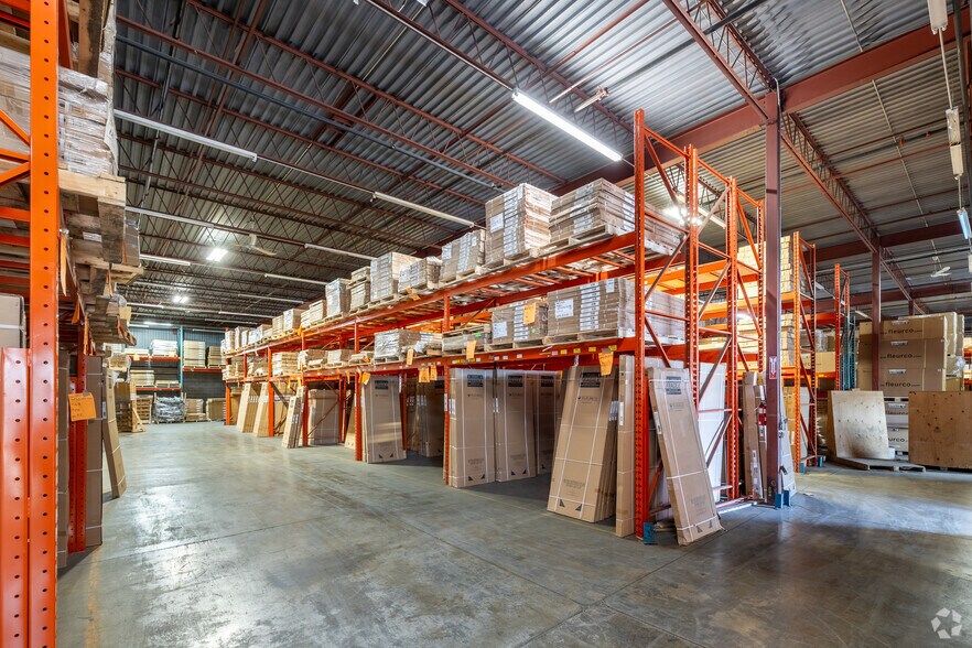 More Photos Of 4575 Boul Poirier, Montréal Warehouse For Lease