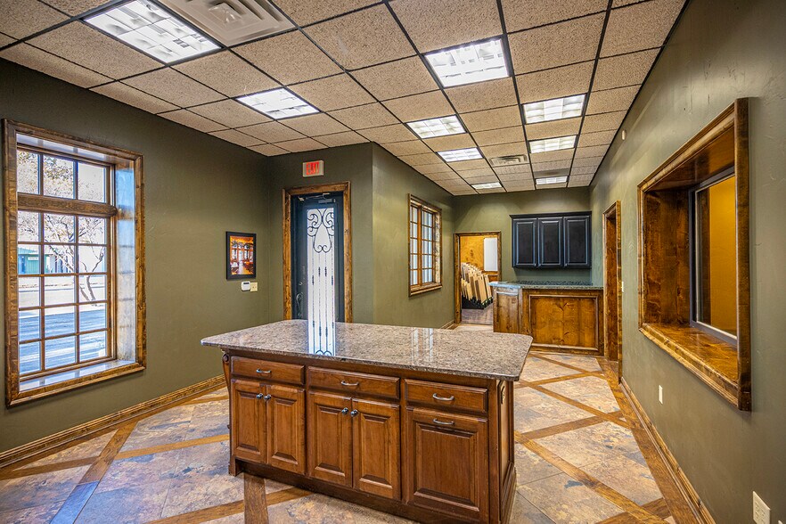 More Photos Of 5845 49th St, Lubbock Warehouse For Lease