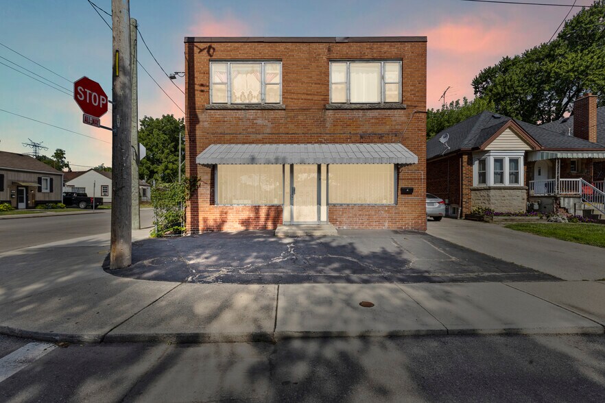 More Photos Of 125 Tolton Ave, Hamilton Department Store For Lease