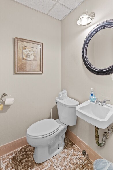 More Photos Of 425-427 S Saint Marys St, San Antonio Storefront Retail Office For Sale