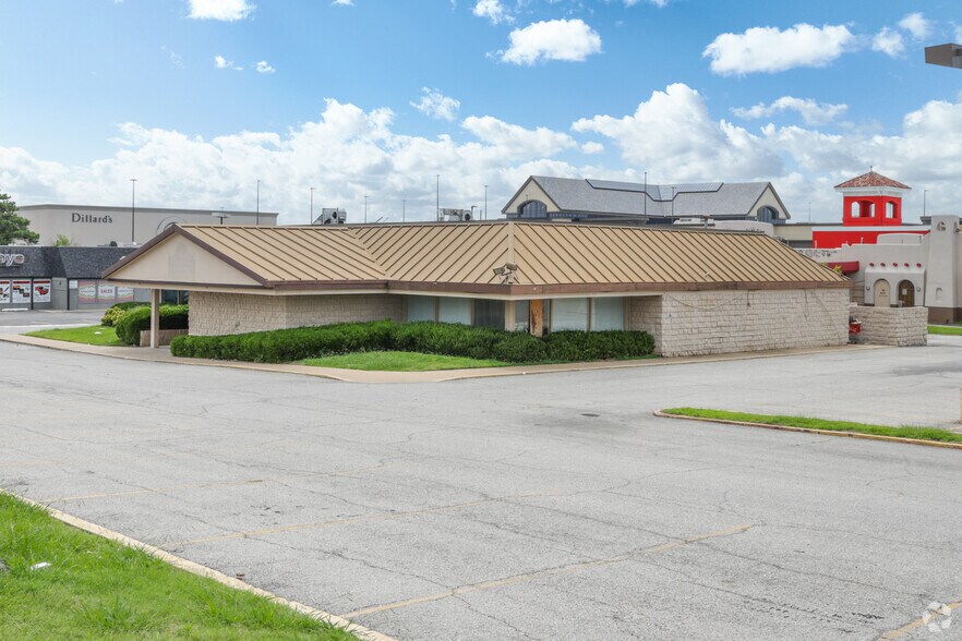 More Photos Of 8104 E 68th St, Tulsa Restaurant For Lease