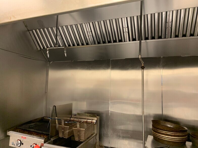 More Photos Of 90 W Maple Rd, Troy Restaurant For Lease