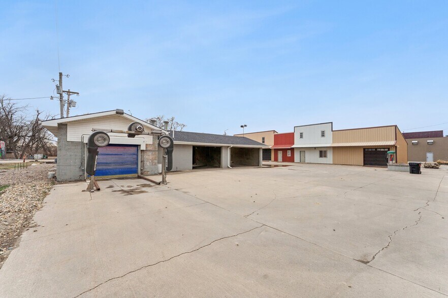 More Photos Of 630 W Elkhorn St, Arlington Freestanding For Sale