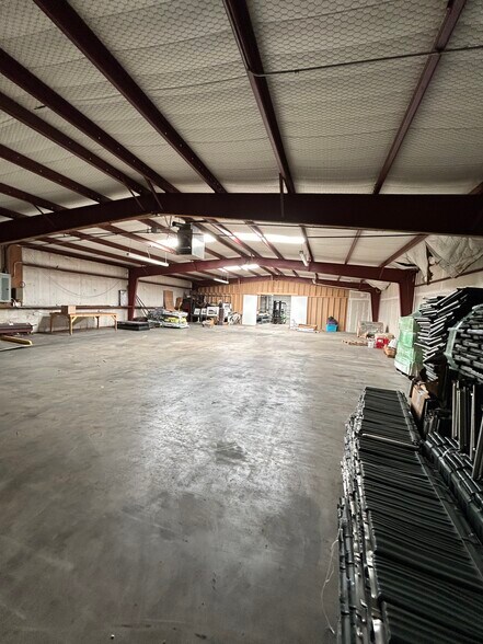 More Photos Of 440 N Broadway St, Joshua Manufacturing For Lease