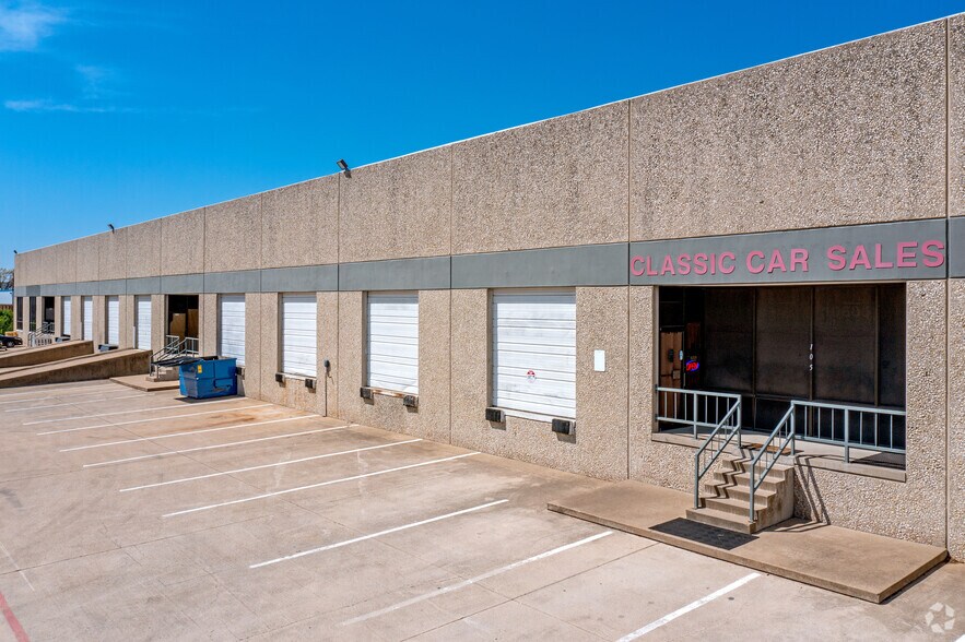 More Photos Of 10605 Boomer Cir, Dallas Warehouse For Lease