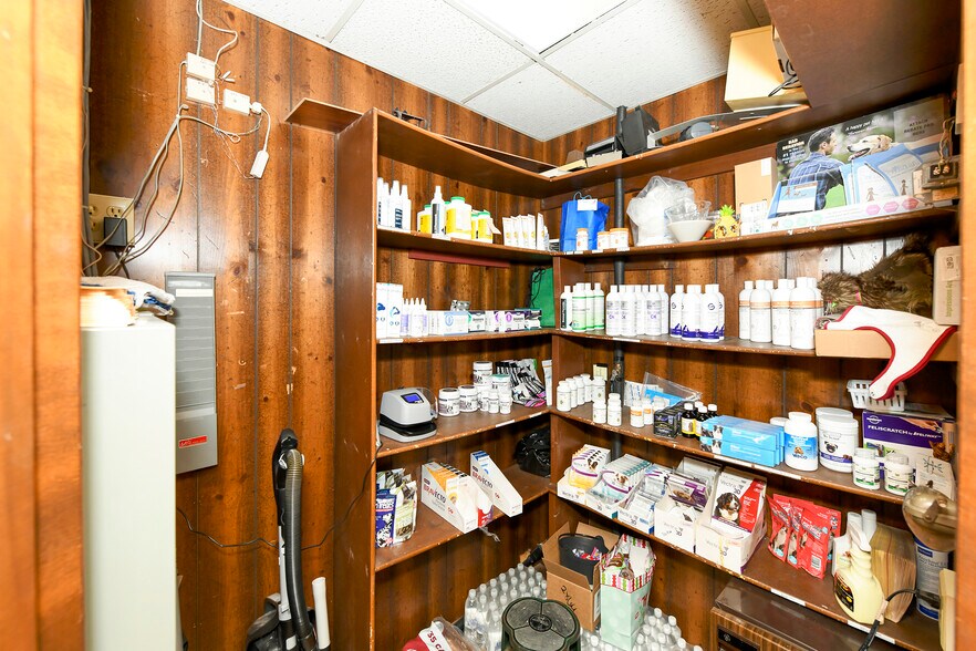 More Photos Of 13039 Nacogdoches Rd, San Antonio Veterinarian Kennel For Sale
