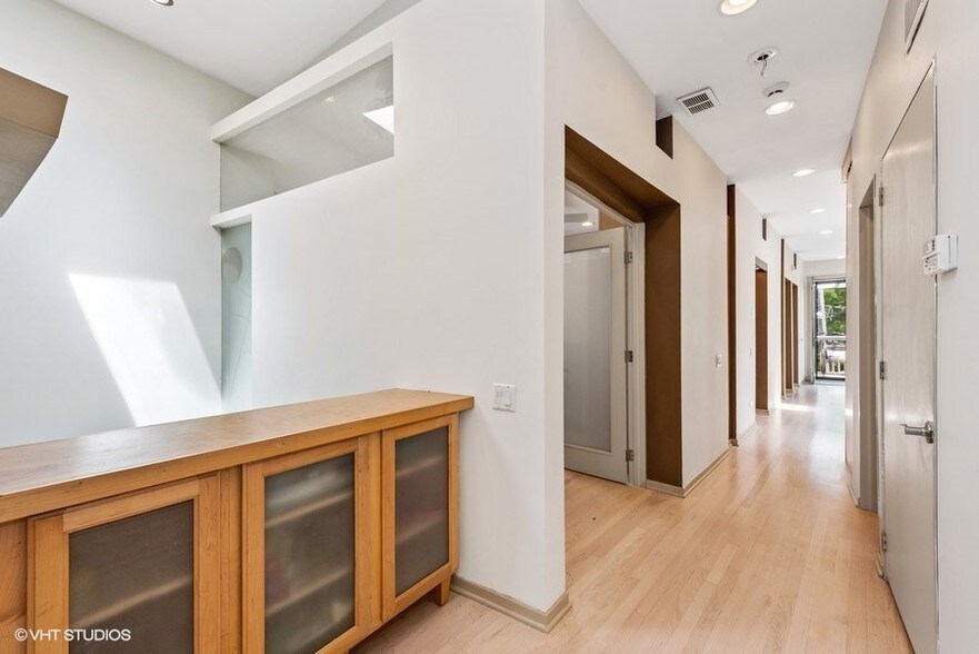 More Photos Of 1228 W Glenlake Ave, Chicago Apartments For Sale