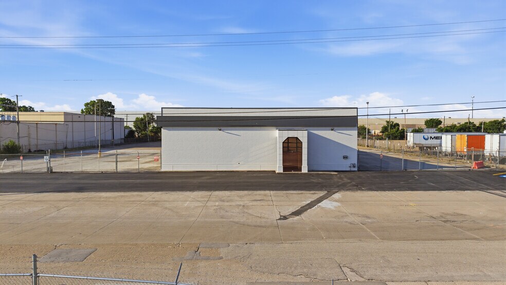 More Photos Of 2820 Oakland Ave, Garland Truck Terminal For Lease