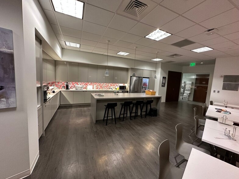 More Photos Of 3725 Champion Hills Dr, Memphis Office For Sale