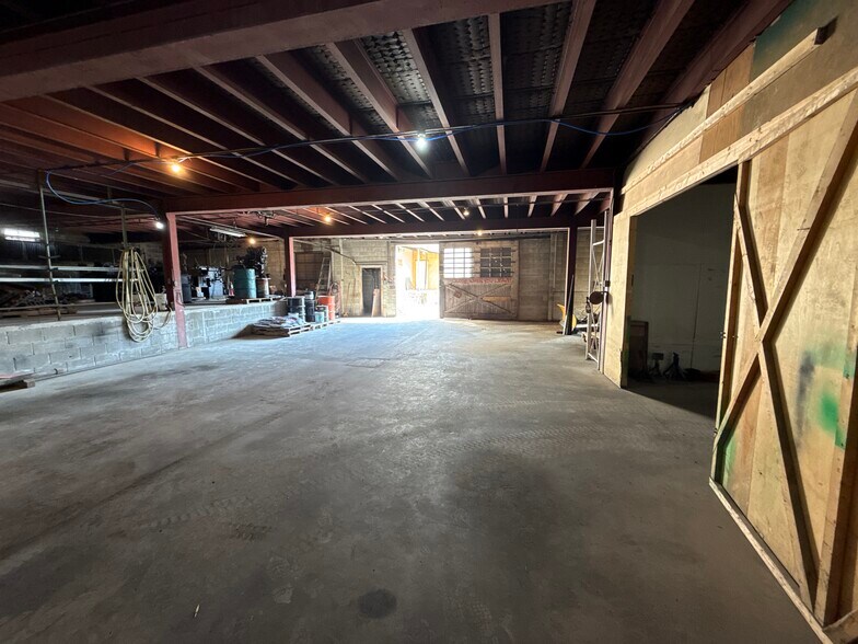 More Photos Of 405 N East St, Carlisle Distribution For Lease