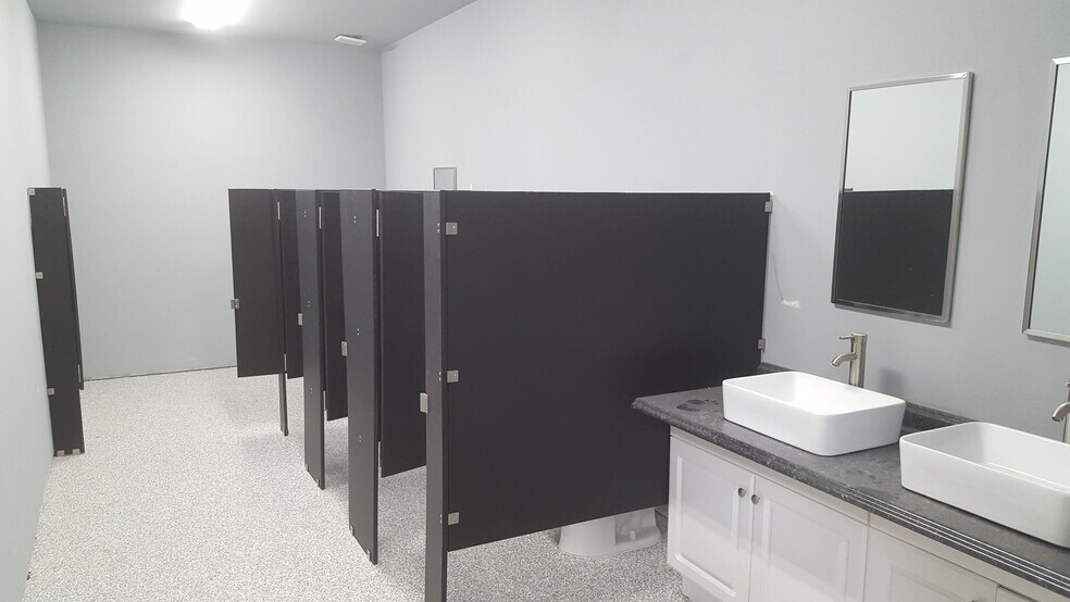 More Photos Of 7140-7176 15th St E, Sarasota Manufacturing For Lease