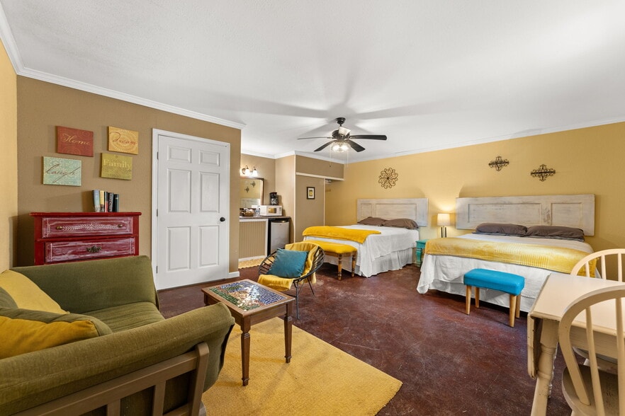 More Photos Of 702 W Wallace St, San Saba Hotel For Sale