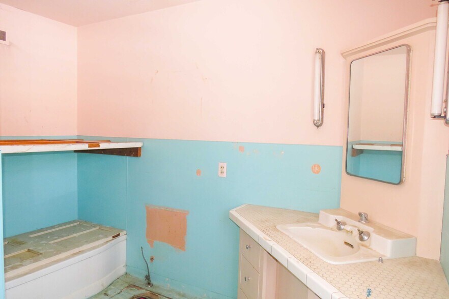 More Photos Of 1245 S Fabrique Dr, Wichita Flex For Sale