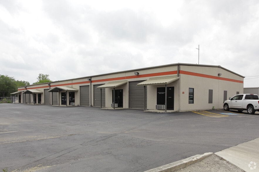 More Photos Of 211 Trade Center Dr, New Braunfels Warehouse For Lease