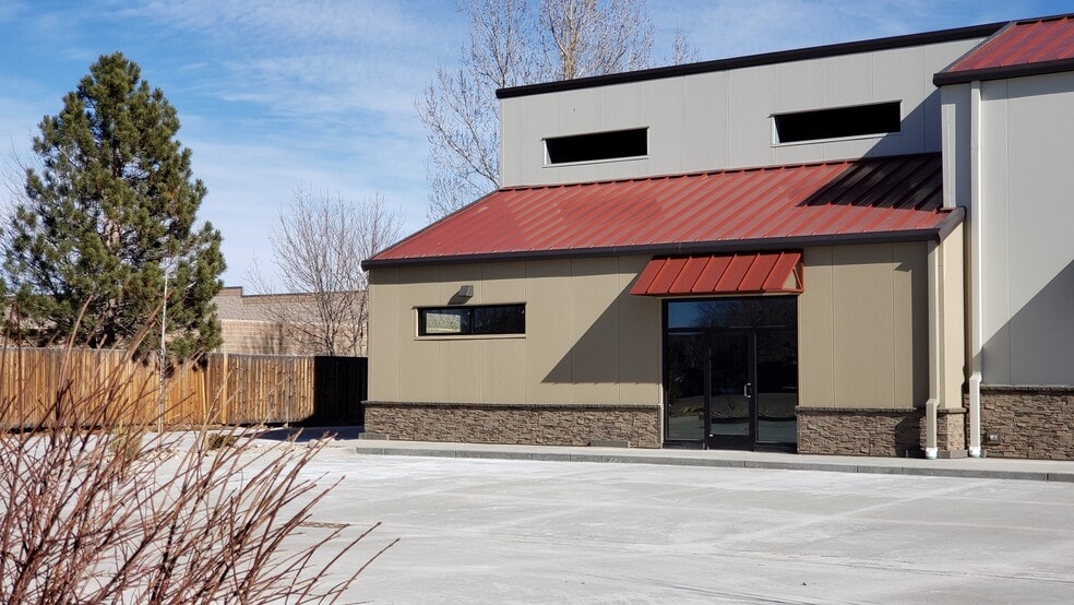 More Photos Of 2019-2043 E 11th St, Loveland Showroom For Lease