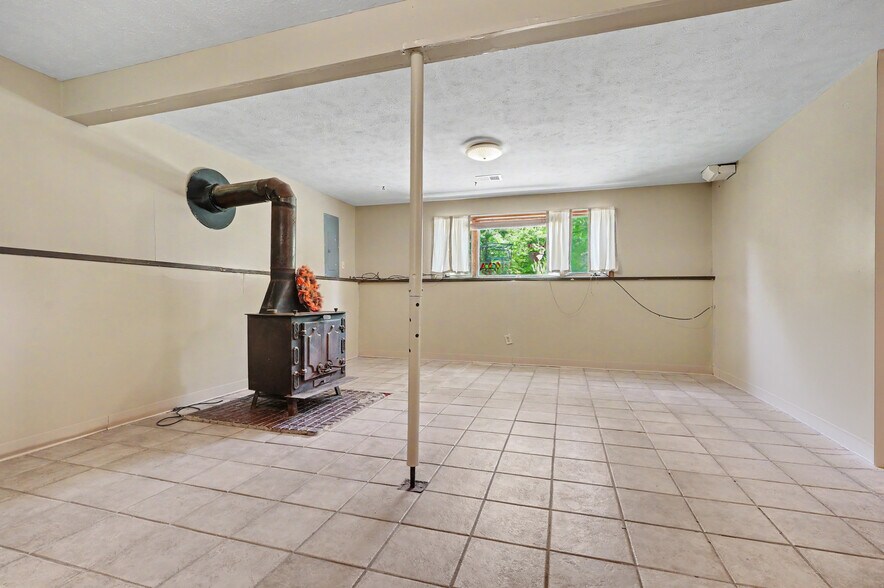More Photos Of 4250 Herr Fieldhouse Rd, Southington Veterinarian Kennel For Sale