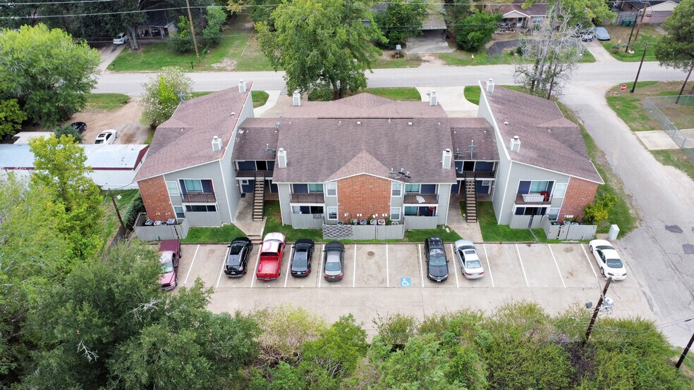 More Photos Of 214 Longstreet Rd, Willis Apartments For Sale