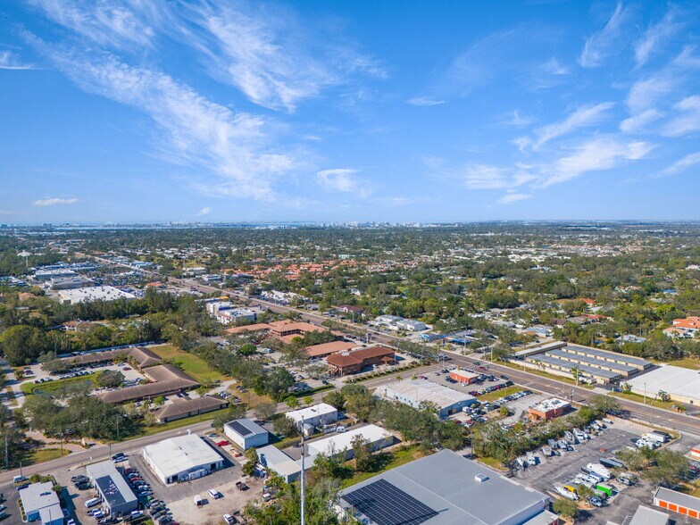More Photos Of 3945 Sawyer Rd, Sarasota Self Storage For Lease