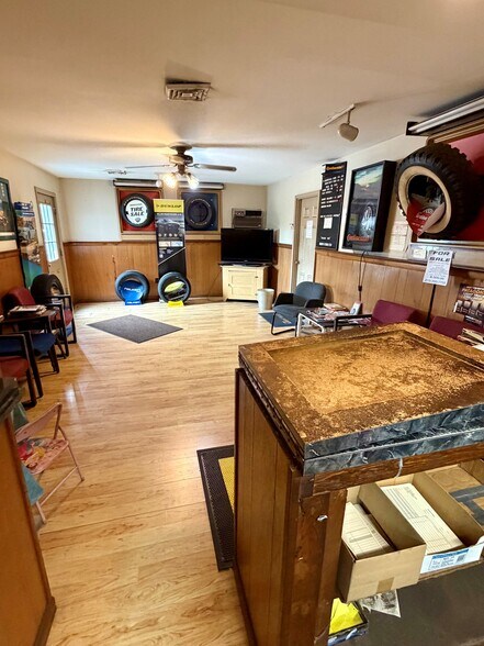 More Photos Of 1529 E Philadelphia Ave, Gilbertsville Auto Repair For Sale