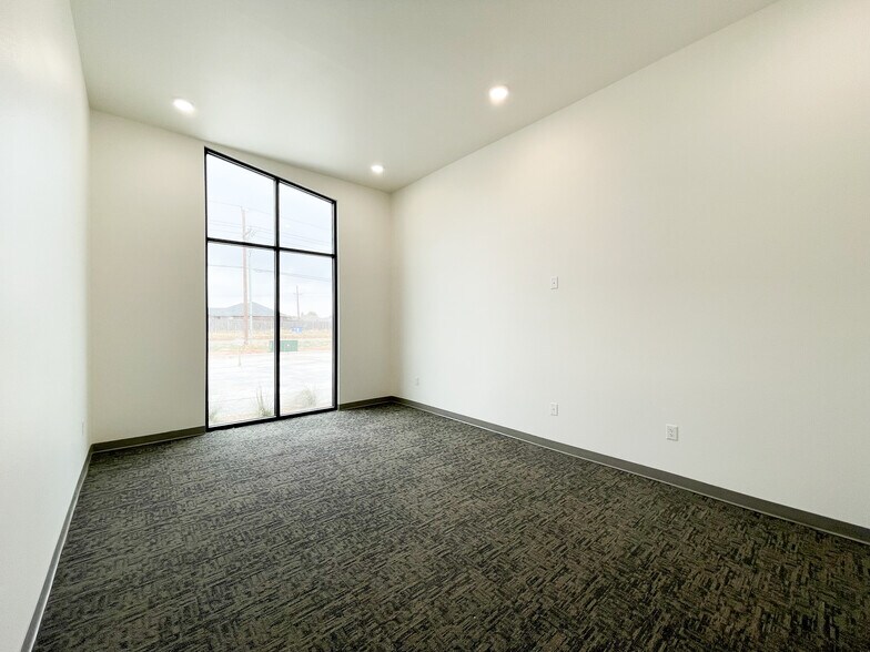 More Photos Of 6905 Alcove Ave, Lubbock Office For Lease