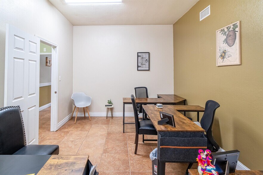 More Photos Of 102 Fletcher Dr, Del Rio General Retail For Sale