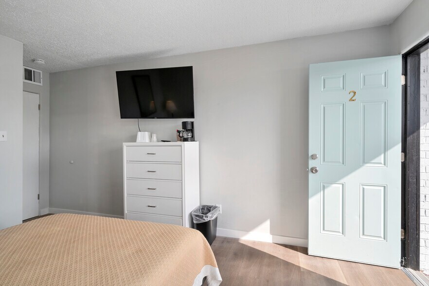 More Photos Of 1411 9th St, Rock Springs Hotel For Sale