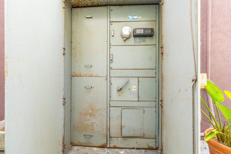 More Photos Of 434 3rd St, Long Beach Distribution For Sale