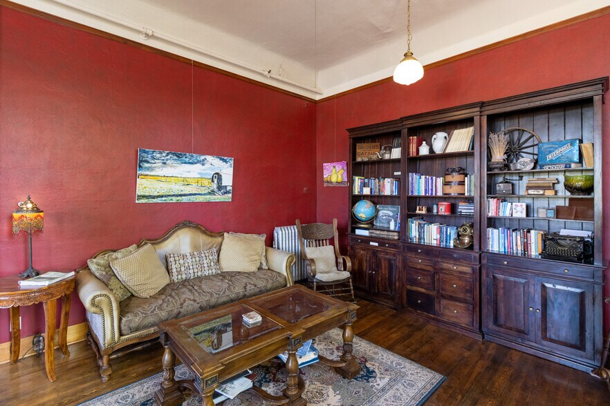 More Photos Of 40 SE Heimrich St, Dufur Hotel For Sale