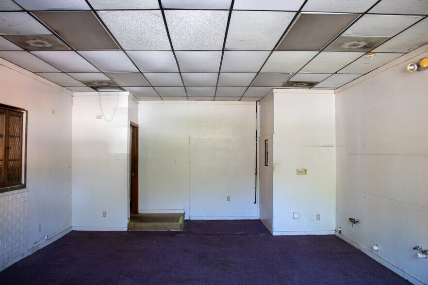 More Photos Of 600 Zanesville St, Beverly General Retail For Sale