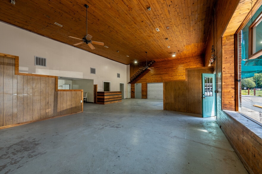 More Photos Of 127 Thompson St, Pittsboro Auto Repair For Lease
