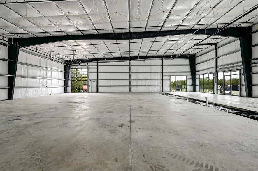 More Photos Of 300 Co Rd 199, Hutto Flex For Lease