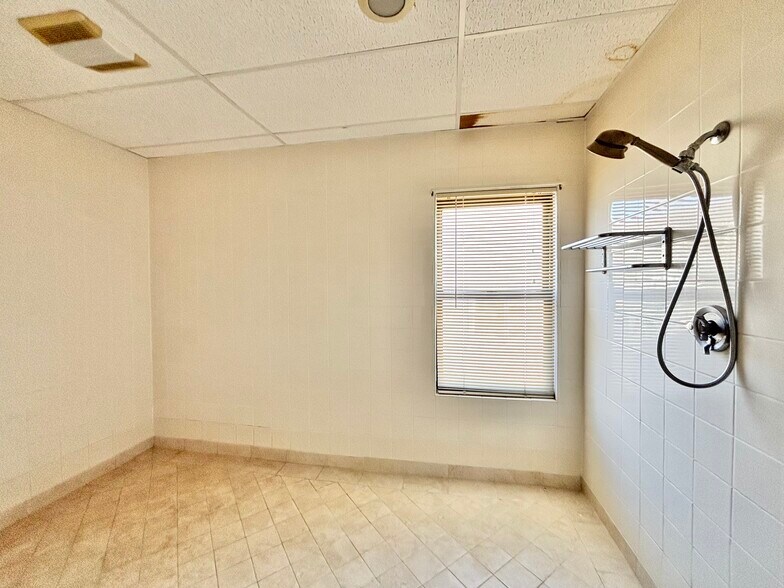 More Photos Of 39 Grenhart Rd, Stamford Freestanding For Lease