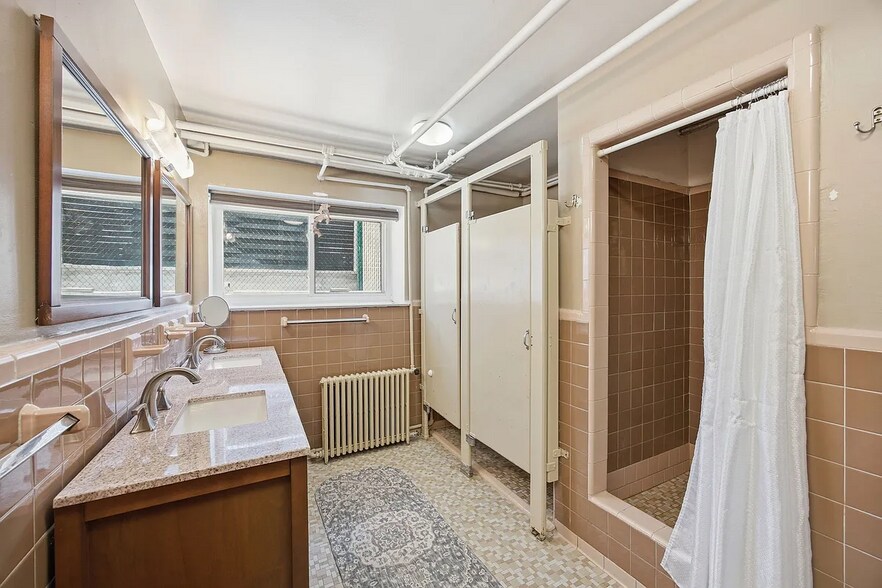 More Photos Of 1 Merit Ct, Brooklyn Marina For Sale