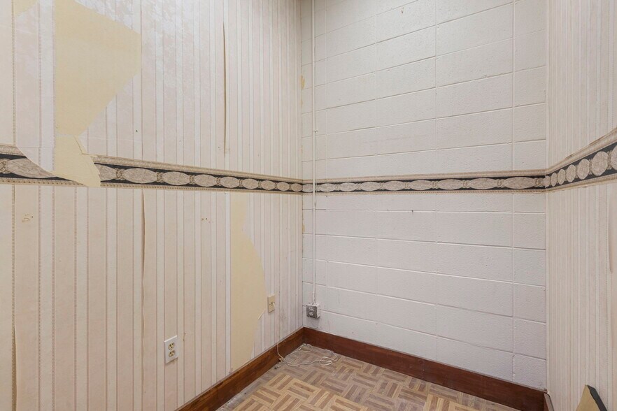 More Photos Of 2752 E Kearney St, Springfield Freestanding For Sale