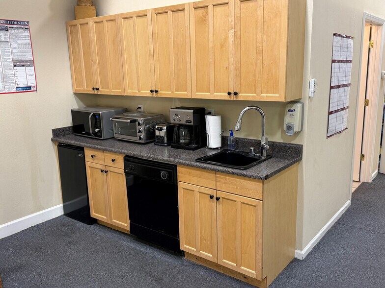 More Photos Of 4328-4330 Redwood Hwy, San Rafael Research And Development For Sale