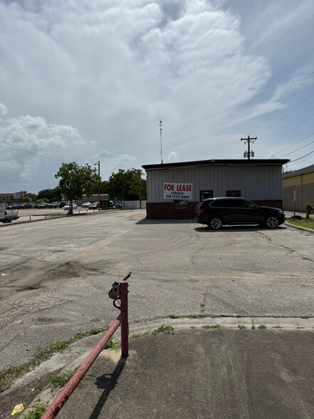 More Photos Of 4005 N Navarro St, Victoria Warehouse For Lease