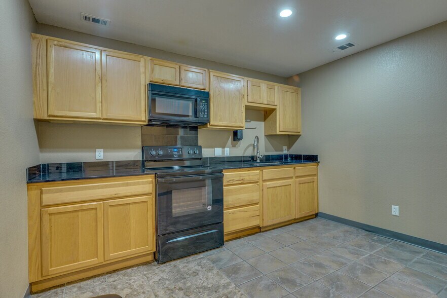 More Photos Of 14121 W US 290 Hwy, Austin Warehouse For Lease