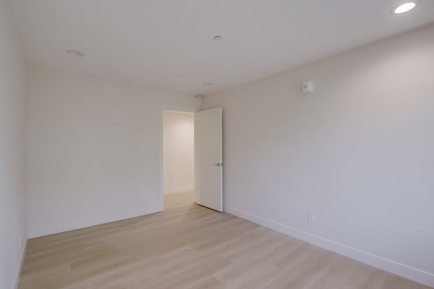 More Photos Of 3449 Ocean Front Walk, San Diego Apartments For Sale