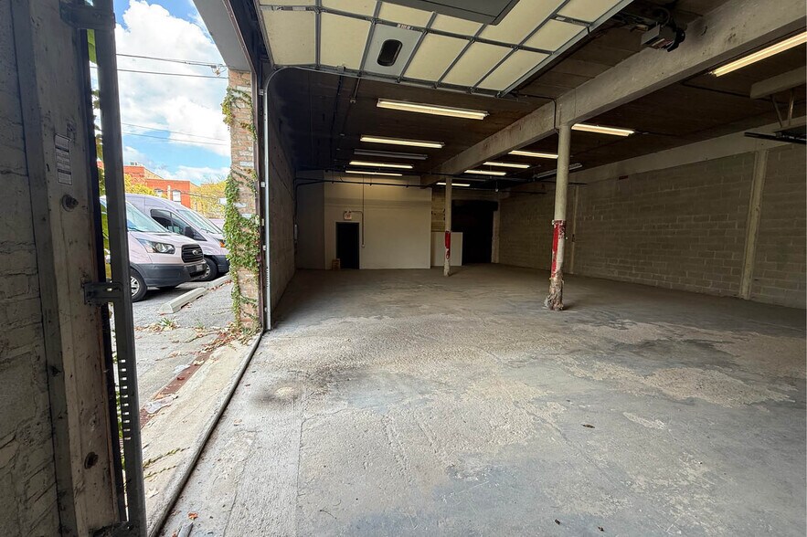 More Photos Of 1900 W Hubbard St, Chicago Light Manufacturing For Sale