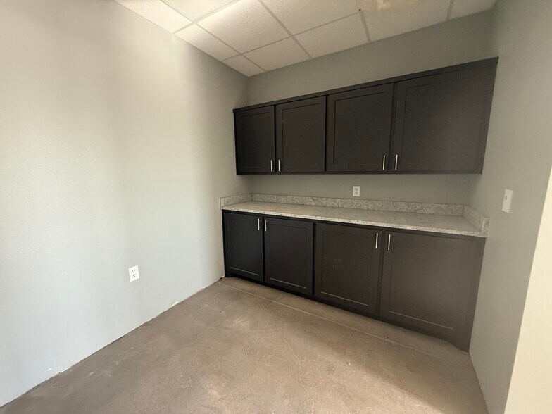 More Photos Of 1602 S Midkiff Rd, Midland Warehouse For Lease